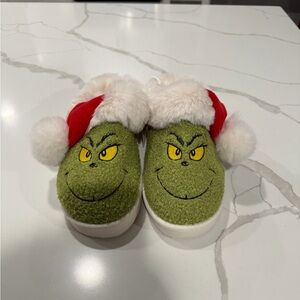 American Eagle Outfitters The Grinch Scuff Slipper - Faux Fur - Women’s  *NEW*